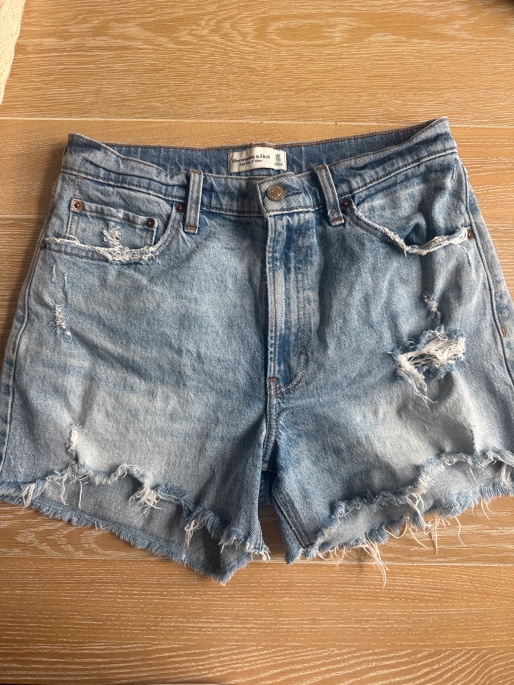 Women’s Abercrombie & Fitch High Rise 4” shorts - size 30 (10)